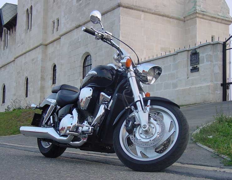 9587_80579_1000x700.jpg | Vezess Fekete fényezés, króm csillogás, alacsony üléspozíció, óriási méretek. A tekintély a motorral együtt jár