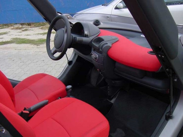 Egyszerű anyagokból áll a belső tér, minden időjárásálló