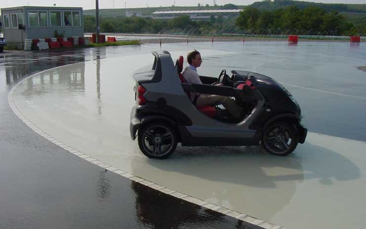 Jó játék nyári gumival a téli jeget idéző locsolt műgyanta felületen farolni, de utcai forgalomban, gyerekekkel válasszunk téli gumit, még az első hóesés előtt