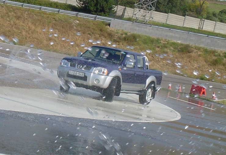 800 magyar autóst kérdezett meg a Goodyear arról, hogy használ-e téli gumit. A válasz elkeserítő: csupán 34 százalékuk áll át nyáriról téli abroncsra