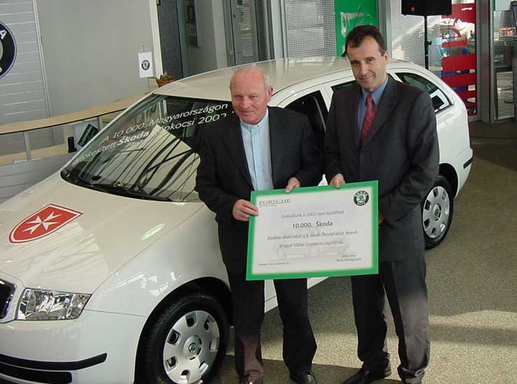 Idén tíz éves az újkori Skoda Magyarországon, 2002-ben az eladások már novemberre meghaladták a 10 000 autót. A 10 000-ik Skodát Kozma Imre vette át a Máltai Szeretetszolgálat nevében Méhn Imre márkaigazgatótól