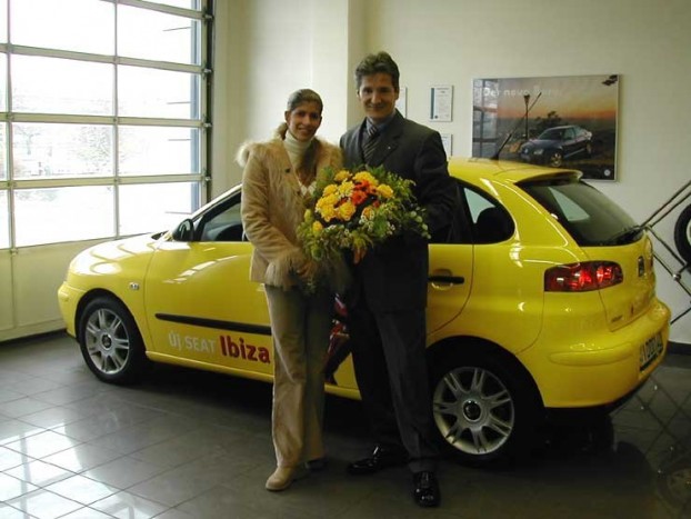 Sportladynek sportos autó