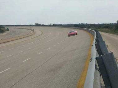 Alig 3 másodperc, és máris százzal megyünk. A végsebesség a gyár szerint eléri a 400 km/órát, bár bizonyíték erre még nincs