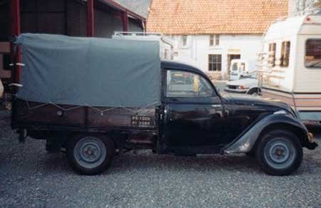 A Peugeot 202 létezett kabrió, limuzin, kabriólimuzin és pickup karosszériával. A képen egy kisteherautó