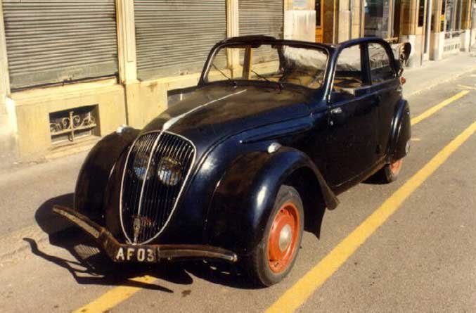 Egy tetőkeretes kabriólimuzin a 202-es Peugeot-ból