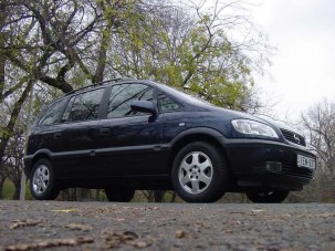 Teszt: Opel Zafira 2.2 DTI Elegance - Más úton