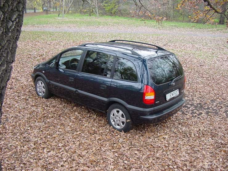 Hamarosan megújul a Zafira. Kinézete alig változik, ám az utastér variálhatósága bővül