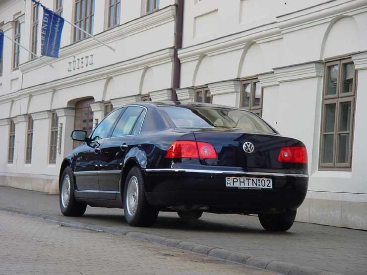 Csak nyomokban fedezhető fel a Volkswagen rokonság a roppant elegáns külsőn