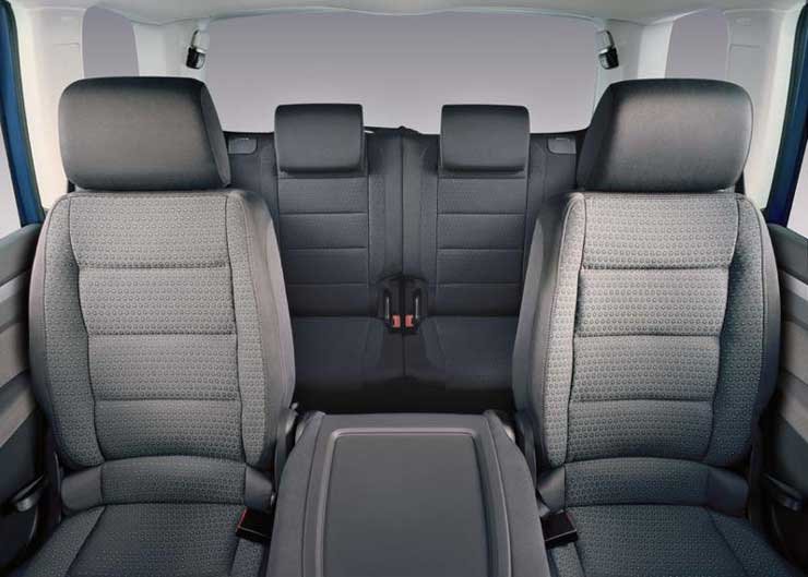 A padlóba hajthatók a feláras leghátsó ülések. A VW teljes értékűnek mondja őket