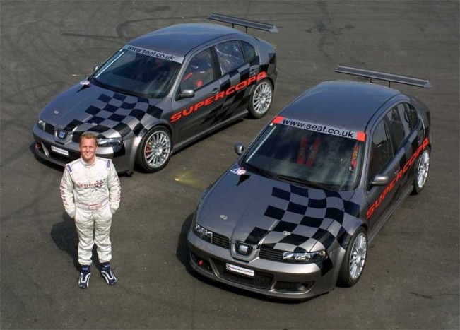 Seat Leon-nal versenyez Johnny Herbert