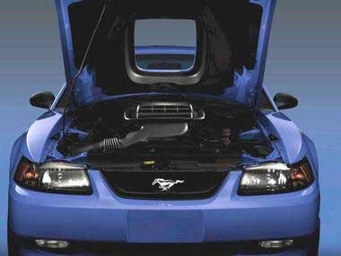 A 305 lóerős erőforrás elég ahhoz, hogy a hátsó kerekeken sűrűn kelljen gumit cserélni