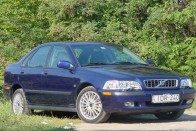 Nem látni, de a Volvo S40 a Mitsubishi Carismával közös padlólemezre épül