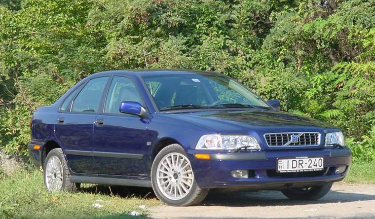 Nem látni, de a Volvo S40 a Mitsubishi Carismával közös padlólemezre épül