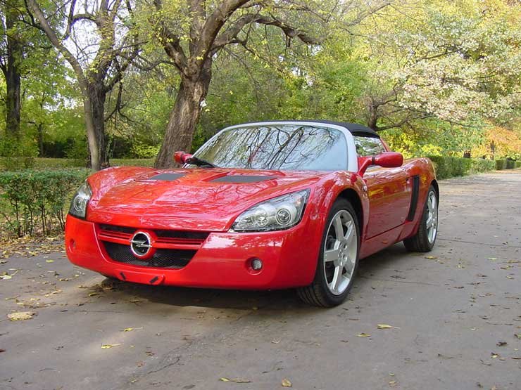 Lapos építése és tökéletes közeli súlyelosztása miatt nagyon stabilan fekszi az utat a Speedster és gonoszkodásra sem hajlamos