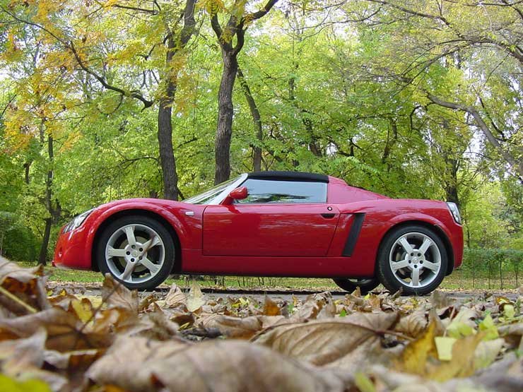 Alig 900 kiló a Speedster, így nem csoda, hogy a 147 lóerős motort 5,9 másodperc alatt már százra gyorsítja a roadstert