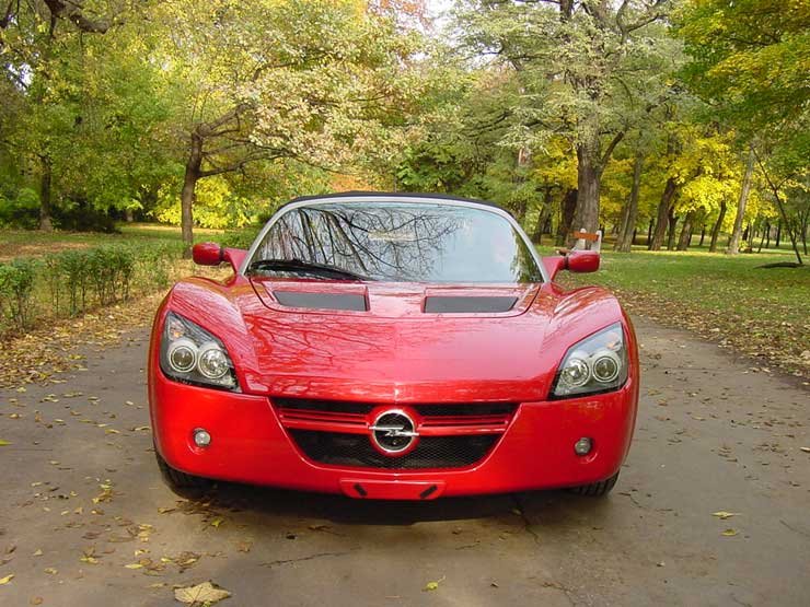 Agresszív az orr-rész, de mivel alig több, mint egy méter magas az autó, az autóstársak nehezen veszik észre