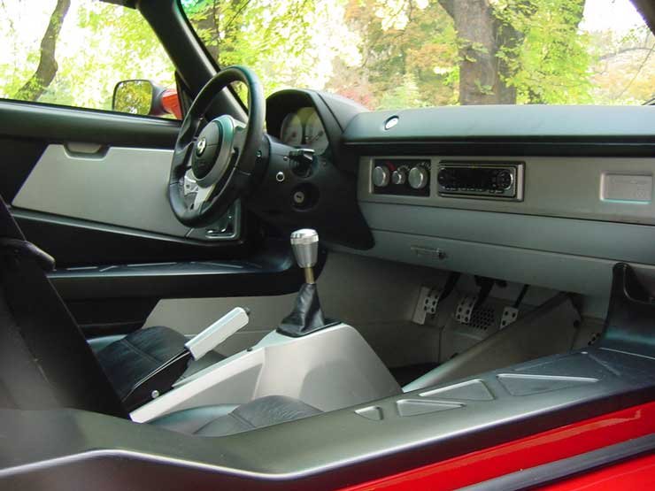 Csónak módjára előrefelé keskenyedik az utastér, így nincs sok hely belül