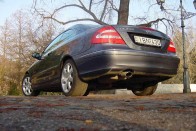 Nem a legerősebb a CLK motorpalettáján a 2,6 literes benzinmotor, de már a 170 lóerős egység is megfelelő menetteljesítményeket szolgál