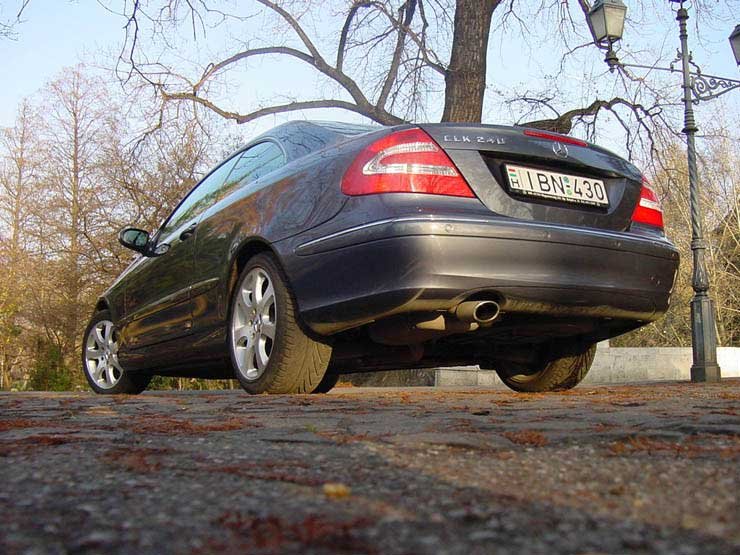 Nem a legerősebb a CLK motorpalettáján a 2,6 literes benzinmotor, de már a 170 lóerős egység is megfelelő menetteljesítményeket szolgál