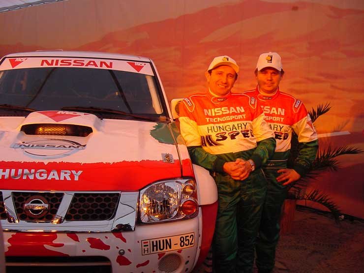 Kis Sándor és Czeglédi Péter az idén sikeresen teljesített öt világkupa futam után bizakodóan vág neki a 2003-as dakari versenynek