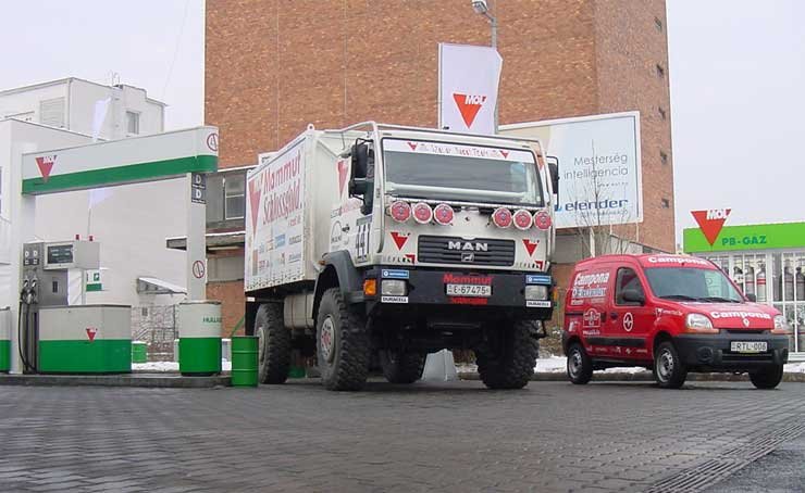 A MOL Dakar Team színeiben három csapat indul. A kísérő kamionok is részt vesznek a versenyben