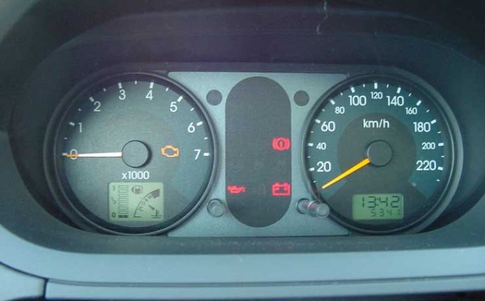 A műszerfal túl egyszerű, a vízhőmérő és a benzinóra ráadásul kicsi 