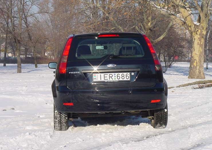 A felszereltség szűkmarkúbb a francia konkurenseknél, de messze nem mezítlábas. Széria a két első légzsák, az ABS, a könnyűfém felni és a motoros ablak elöl