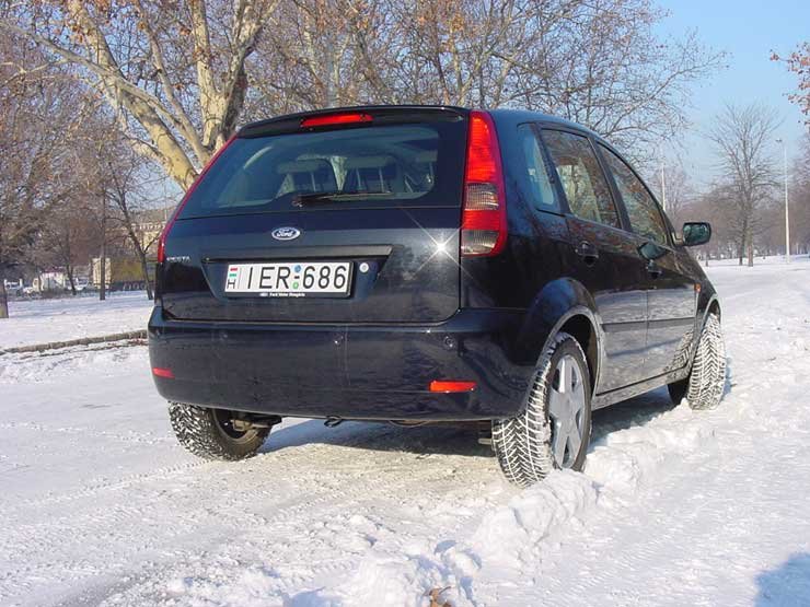 Hátulról és oldalról nagyon vagány az autó