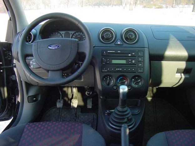 A belső tér formaterve ízléses, a felhasznált anyagok minősége gyengébb a kategória élmezőnyénél