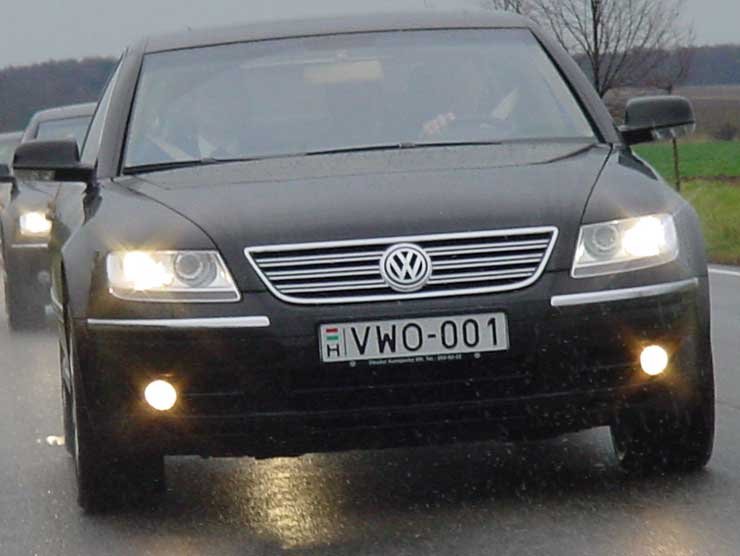 Az egyéni rendszám három tetszőleges betűből és három tetszőleges számból áll