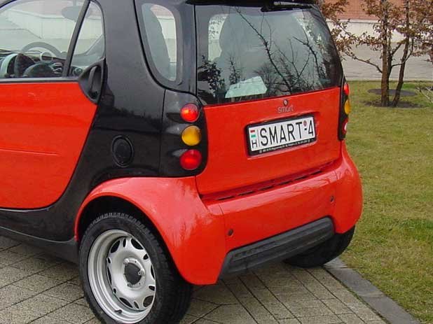 Öt betűből és egy számból vagy négy betűből és két számból áll az egyedi rendszám. Ez drágább megoldás, mint az egyéni rendszám