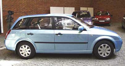 Bár modern külsejű a 2151-es, 84 lóerős 1,7 literes motorja a hátsó kerekeket hajtja
