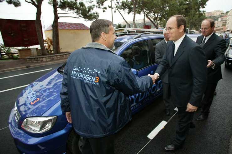 Albert Monacói herceg főleg azt élvezte a Hydro Gen 3-abn, ahogy legyőzi az emelkedőket. A 60 kilowattos aszinkron villanymotorral 160 km/óra a végsebesség és 16 másodpercig tart a százra gyorsulás