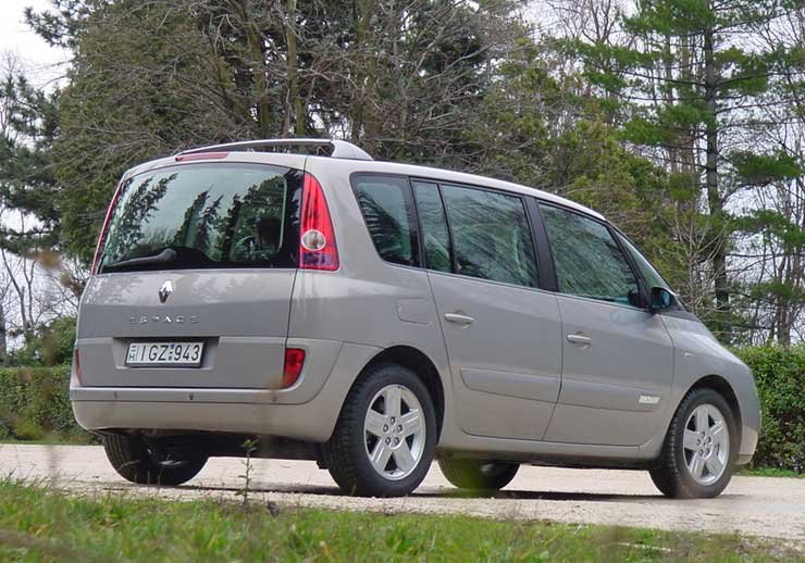 Csak a Privilège kivitelhez jár a tolatóradar. Elölre egyáltalán nem kapható parkolást segítő berendezés, pedig nagy szükség volna rá