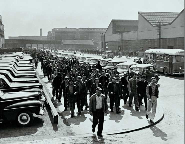 Külön fejezet foglalkozik az álomgyárral, azaz az amerikai autók tervezésével és gyártásával. A kép műszakváltást örökít meg 1947-ből a Ford Rouge Centerben