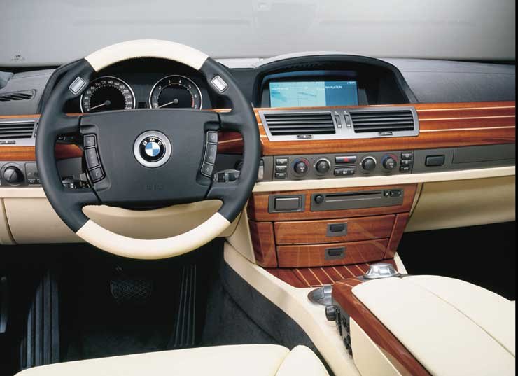 Mahagóni és juharfa díszítések utalnak a luxushajókra, a kormányborítás két színű