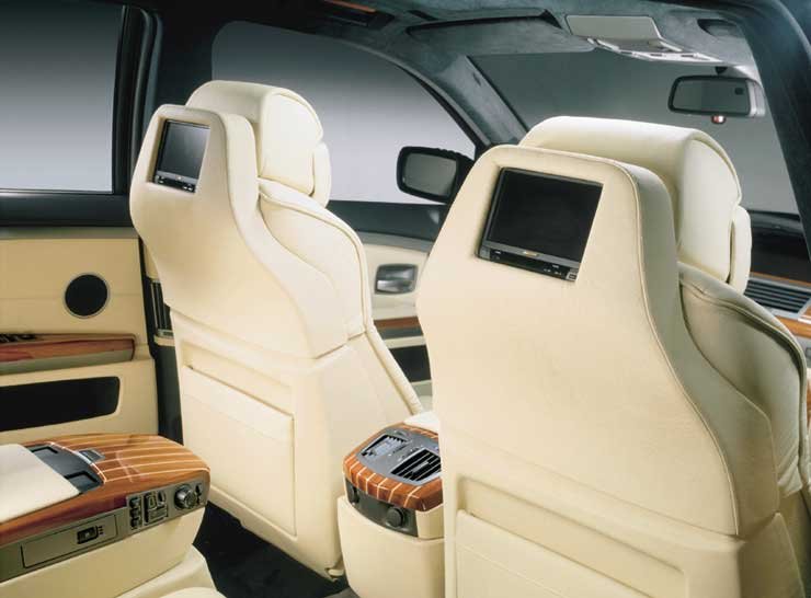 A bőrbelső a jachtokat idézi, a két 6,5 colos képernyő és a DVD-lejátszás feláras