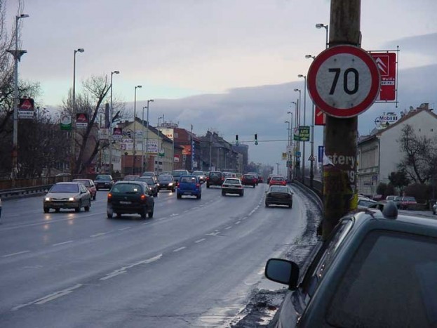 Letakarják a 70-es táblákat