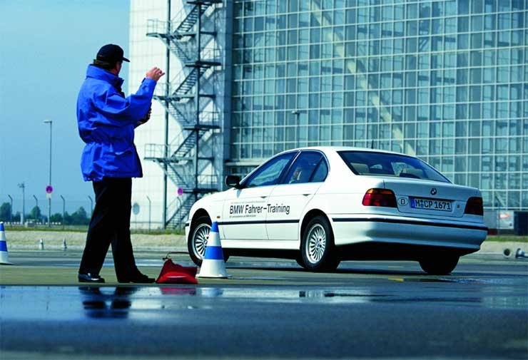 Külön vezetéstechnikai tréningeket kínál a BMW a páncélozott autó kezelésének és sajátosságainak megismerésére