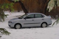 Alapjában véve csendesen fut a Cordoba, csak a hátsó futómű felől hallható halk surrogás, és a motor zaja erősödik fel nagy fordulaton