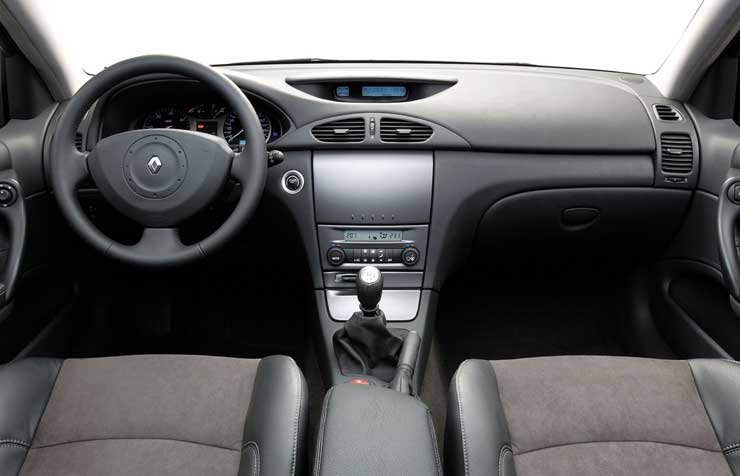 Új kormányt és belső borítást kapott a beltér. Újdonság a műholddal folyamatosan kommunikáló navigációs rendszer és a két fejegységgel ellátott rádió