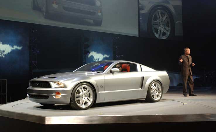 A Coupé és a Convertible (kabrió) motorja is 4,6 literes V8-as. Kompresszorral 400 lóerős a motor