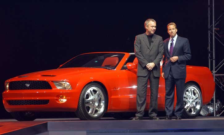 J. Mays, a Ford formatervezésért felelős alelnöke és Bill Ford (jobbra) mutatta be az autót Detroitban
