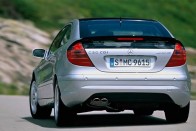 A háromezresre felfúrt öthengeres az első AMG dízelmotor. Teljesítménye 231 lóerő, nyomatéka 540 Nm. A C-Sportcoupé 6,8 másodperc alatt gyorsul vele százra, 7,6 literes átlagfogyasztás mellett