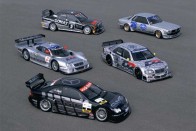 Túraautók az AMG-től: elöl a mostani CLK, fölötte jobbra az 1995-körül használt típus, tőle balra a FIA-GT versenyeken taroló CLK-GTR. Bal fent a 190 E 2.5-16 Evolution II, jobb fent a C 107 kupé