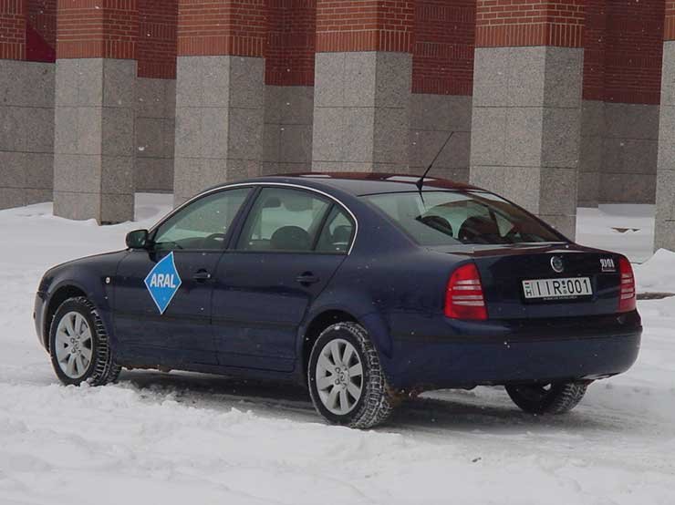 Bár a papír adatok szerint 13,2 másodperc alatt gyorsul 0-ról 100 km/h-ra a tesztelt Superb, ennél jóval dinamikusabbnak éreztük az autót