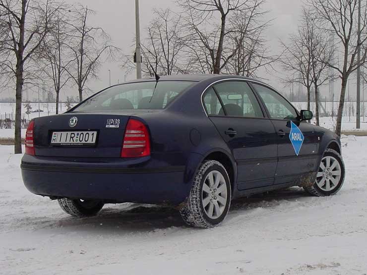 A Superb utastere jóval nagyobb, mint a Passaté, csomagtere kisebb nála. A cseh autóban 462 literes poggyászteret használhatunk ki