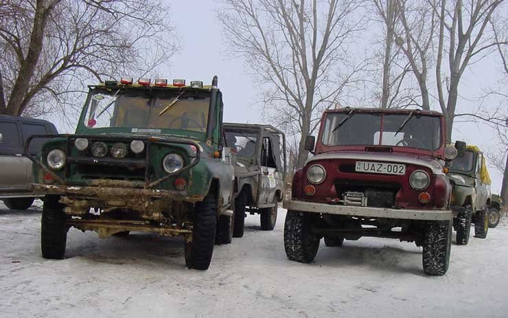 Az UAZ-ok egy része nem az, aminek látszik. A bordó autóban például 1,9 literes Volkswagen TDI motor van