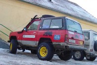 A 3,3 literes turbódízel Nissan Patrol a legtöbb helyen erőből átjut. A szélvédőoszlop és a motorház közötti drótkötél hajtja félre az ágakat, hogy ne verjék be a szélvédőt