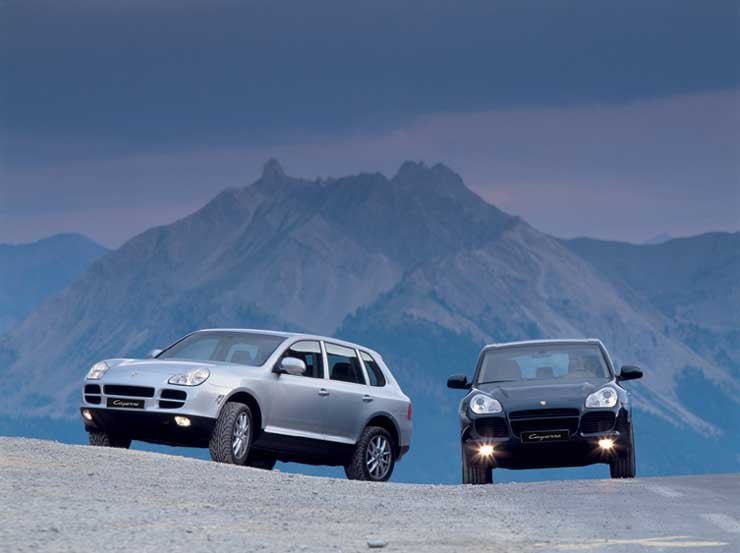 Nagyobb levegő belépőiről és púpos motorháztetejéről ismerhető fel a 450 lóerős Cayenne Turbo (jobbra)